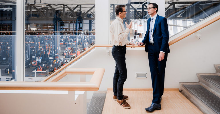 Diskutujúci predajcovia 