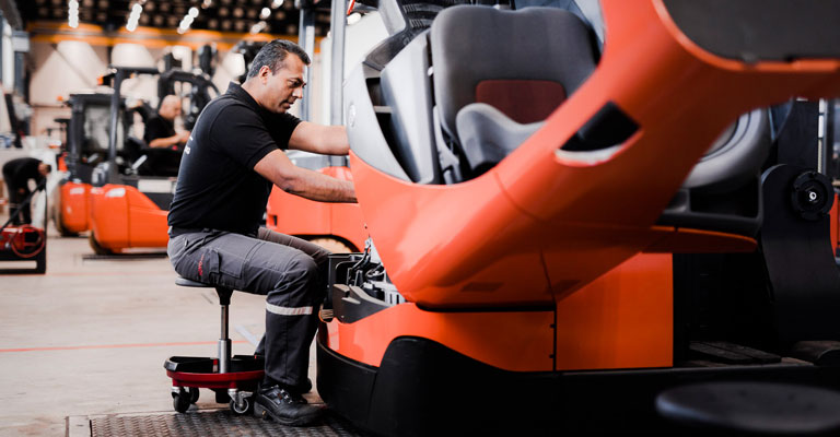 Servisný technik pri vozíku